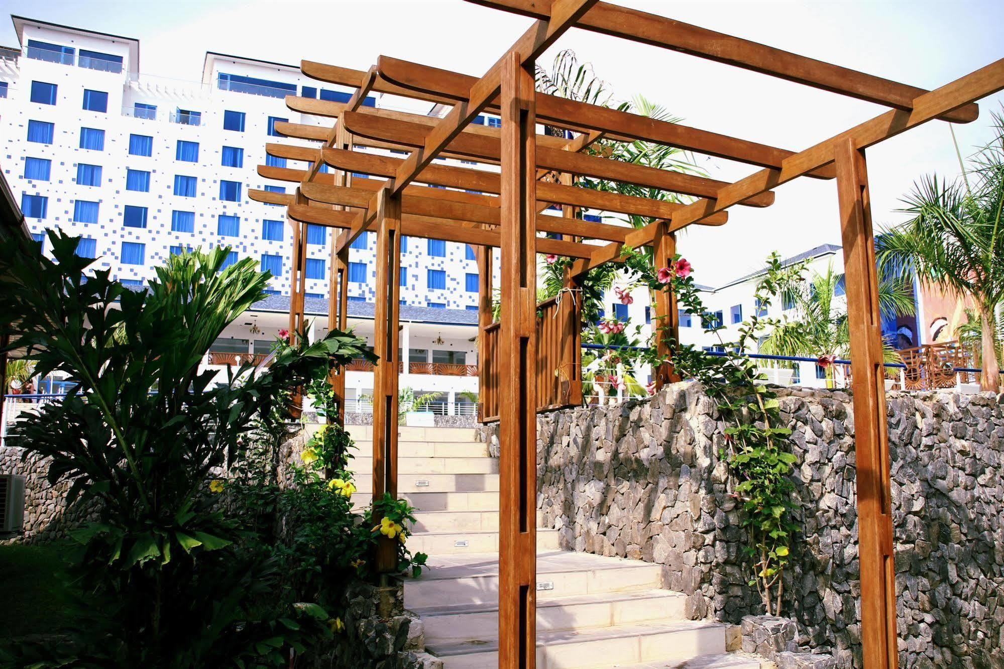 Best Western Plus Serene Atlantic Hotel Sekondi-Takoradi Bagian luar foto